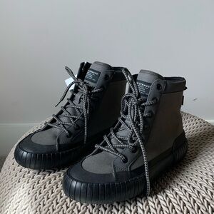 Nwt- LEVI STRAUSS- High-Top Black and Gray boots.